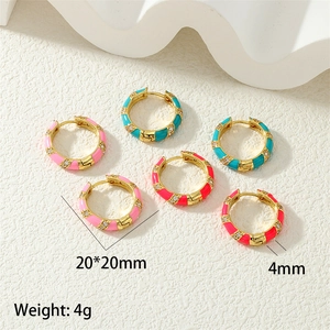 Makro-Detail bunter Emaille-Creolen mit Zirkonia, 20mm Größe und 4g Gewicht für Damen