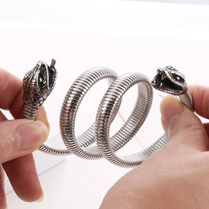 Bracelet serpent en acier inoxydable argenté poli avec un design flexible à double tête