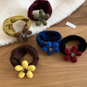 Détail d'élastiques à cheveux fleurs en velours avec strass et corde tricotée