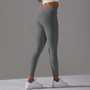 Vue latérale du legging de yoga gris à taille haute avec effet galbant et design sans couture