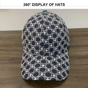 Vue détaillée de la casquette bleue avec broderie florale circulaire blanche