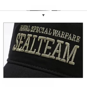 Detailaufnahme der 3D-Stickerei auf einer schwarzen Bundeswehr-Mütze mit Stickerei-Logo