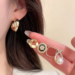 Ensemble de boucles d'oreilles dorées avec perles et émail pour un style quotidien