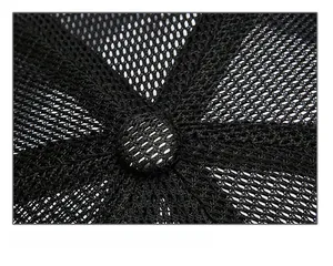 Dettaglio del bottone superiore rinforzato e cuciture multiple su un cappello in rete nero