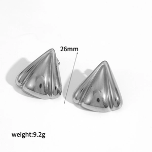 Boucles d'oreilles triangulaires plissées en acier inoxydable avec finition argentée