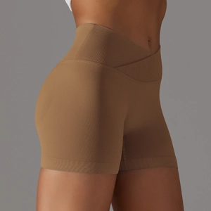 Dettaglio del tessuto a coste senza cuciture e vita alta a V dei pantaloncini da yoga marroni
