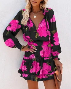 Détail du col en V avec liens et motif floral rose sur la robe noire à manches longues