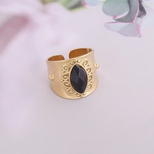 Bague vintage en acier doré avec pierre noire ovale et motifs filigranes ornementaux