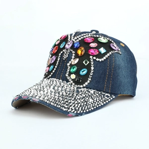 Casquette en denim avec papillon en strass colorés et détails de bordure usée pour femme