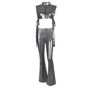 Completo due pezzi metallizzato argento con gilet corto a zip e pantaloni svasati a vita alta