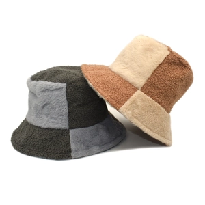 Chapeau bob d'hiver à motif damier en laine d'agneau pour femme en gris et beige