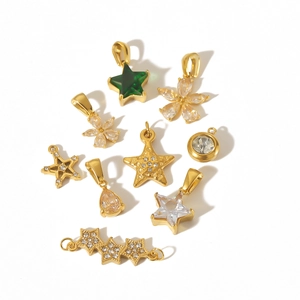 Pendentifs en acier titane doré avec zircons en formes d'étoiles et de fleurs