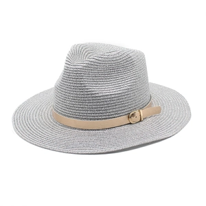 Cappello fedora in paglia grigio argento con nastro dorato e tesa larga per la protezione