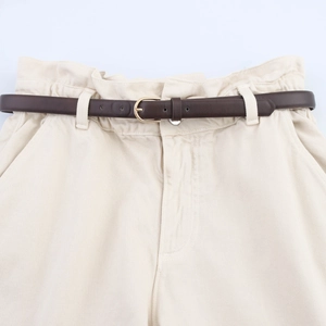 Pantaloncini donna a vita alta beige con cintura marron scuro ed elastico in vita