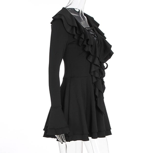 Détails des volants superposés et des manches évasées de cette robe noire à col en V
