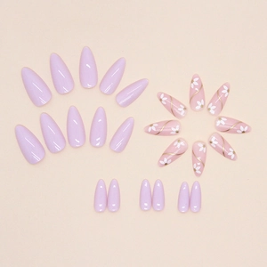 Faux ongles lavande forme amande avec lignes dorées et motifs floraux de marguerites