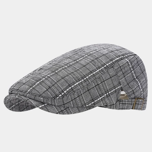Gros plan détaillé d'une casquette vintage à carreaux avec boucle en métal bronze