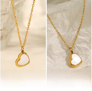 Détail du pendentif cœur avec nacre et gravure 520 sur une fine chaîne dorée
