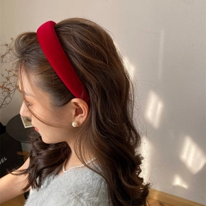 Serre-tête élégant en velours rouge vintage pour effet volume sur les cheveux de femme
