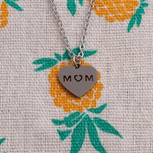 Vue détaillée du pendentif MOM en forme de cœur avec finition polie et chaîne en O