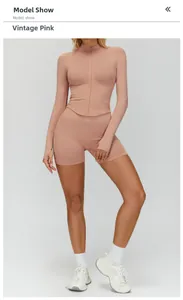 Ensemble de yoga côtelé sans couture avec haut à manches longues et short rose vintage