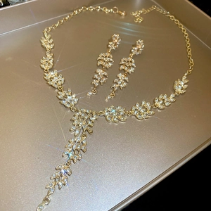 Vue détaillée de la parure de bijoux épis de blé avec strass blancs et dorés