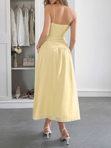 Elegante abito giallo a trapezio con spalline sottili e tessuto strutturato vista posteriore