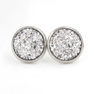 Vue macro de boucles d'oreilles druzy en résine 12mm avec cadre argenté et cristaux brillants