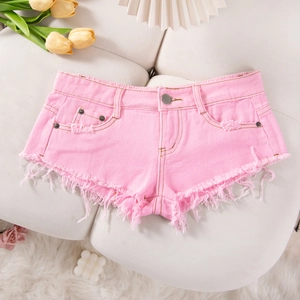 Detailansicht der rosa Denim-Hotpants mit Fransen am Saum und Distressed-Textur