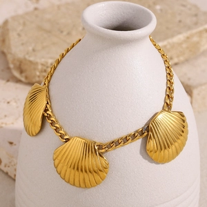 Gold plated stainless steel scallop shell charm bracelet with elegant curb chain links
