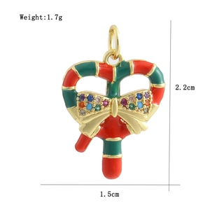 Détail du pendentif cœur en émail avec zircons colorés et nœud, dimensions 2,2x1,5cm