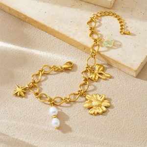 Bracelet doré élégant avec perles et breloques de nœud papillon, fleur et papillon