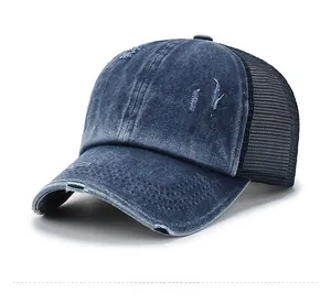 Detailansicht der dunkelblauen gewaschenen Baseballkappe mit Mesh und Distressed-Schirm
