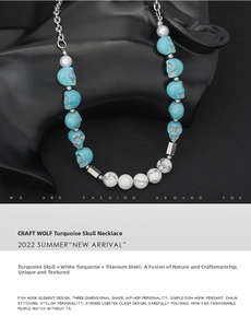 Vue détaillée du collier punk avec crânes turquoise et perles en pierre blanche texturée