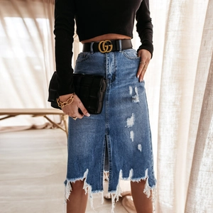 Gonna midi in denim a vita alta con strappi, orlo con frange e spacco frontale alla moda