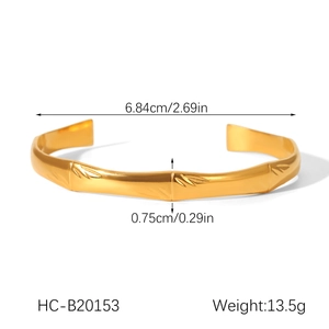 Détail du bracelet doré texture bambou montrant un diamètre 6,84cm et largeur 0,75cm