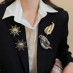 Elegant Sunburst Leaf Alloy Brooch Pin For Women High Polish Metallic Mirror Finish For Suits Coats Blazer Accessories