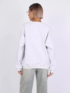 Rückansicht hellgraues Oversize-Sweatshirt mit überschnittenen Schultern und Rippbündchen