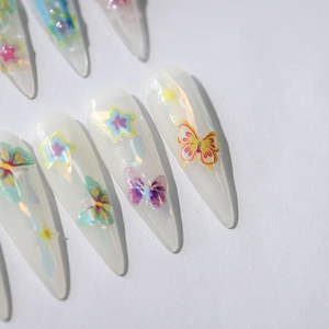 Autocollants ongles papillons 3D avec finition aurora et motifs étoiles sur base translucide