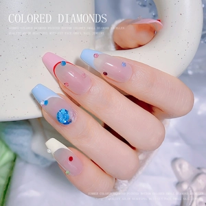 Uñas postizas francesas con diamantes de colores y diseño en tonos pastel