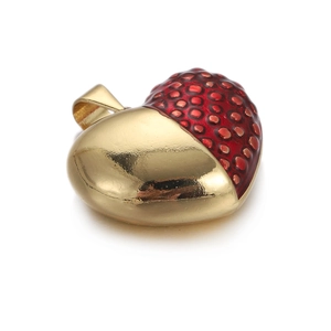 Pendentif cœur minimaliste moitié métal doré et texture de fraise rouge