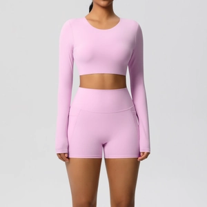 Detail van de lila yoga shorts met hoge taille, zijzakken en gladde sportieve stof