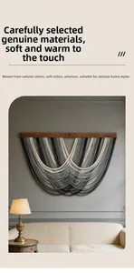 Détail d'une tapisserie en coton gris dégradé avec perles de bois et une poutre en bois