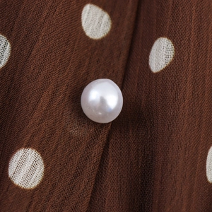 Robe chic en mousseline marron à pois avec col en V et un bouton perle décoratif brillant
