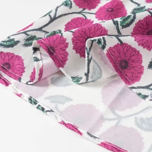 Gros plan détaillé d'un tissu blanc de qualité avec motifs floraux roses et coutures