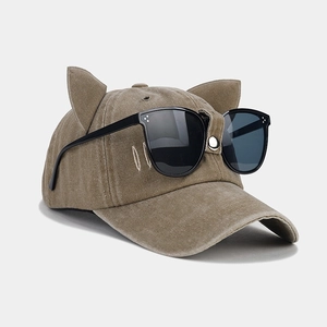 Dettaglio degli occhiali da aviatore su cappello da baseball kaki con orecchie di gatto