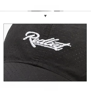 Gros plan sur le tissu en maille et la broderie 3D blanche sur une casquette noire