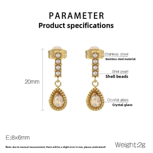 Vue détaillée des boucles d'oreilles dorées en acier inoxydable avec perles et cristal