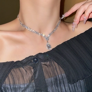 Nahaufnahme einer luxuriösen Choker-Halskette mit birnenförmigem Diamantanhänger