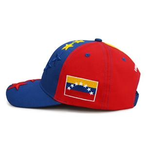 Dettaglio della toppa bandiera Venezuela e ricamo stelle su cappellino da baseball